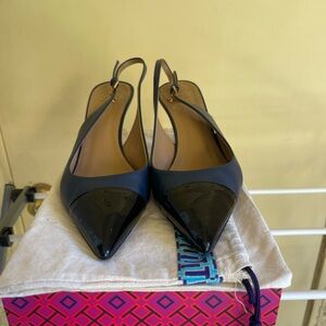 TORY BURCH 
PENELOPE 65MM CAPTOE SLINGBACK PUMP
CALF LEATHER/PATENT LEATHER